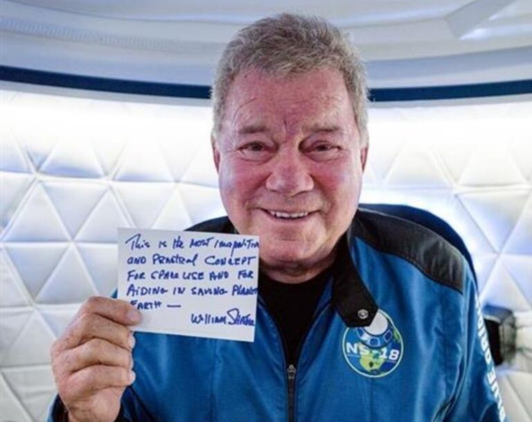 ¡Lo logró! El capitán Kirk llegó al espacio a sus 90 años a bordo de una nave espacial de Blue Origin
