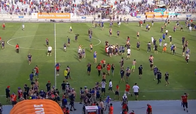 Partido entre la U y Curicó terminó con incidentes: Hinchas invadieron el campo e increparon a jugadores