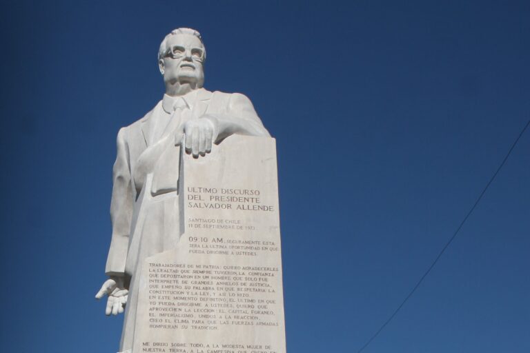 San Joaquín: Desconocidos intentaron vandalizar nuevamente el monumento a Salvador Allende