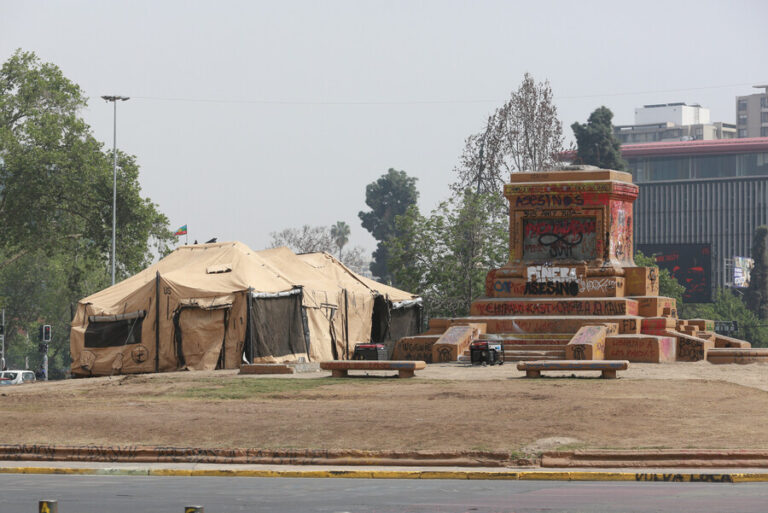 Retiran tumba del soldado desconocido y comienzan obras en base del monumento a Baquedano