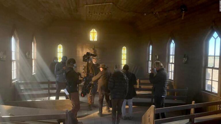 Asistente que entregó pistola a Alec Baldwin reconoció no haberla revisado