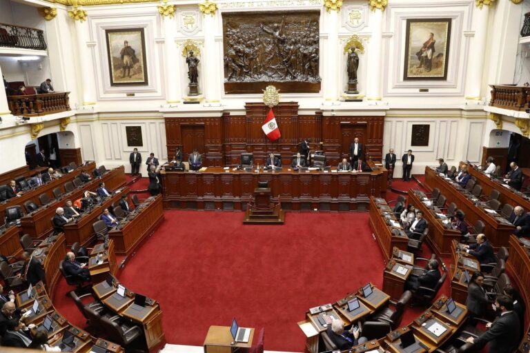 El Congreso de Perú aprobó un proyecto de ley que limita facultades presidenciales