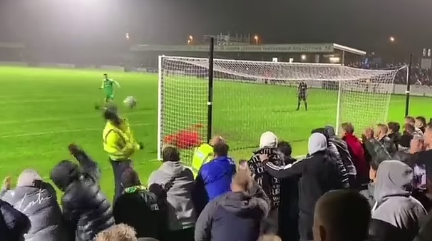 ¿El peor penal de la historia? Jugador golpea a guardia en la cabeza y termina en celebración