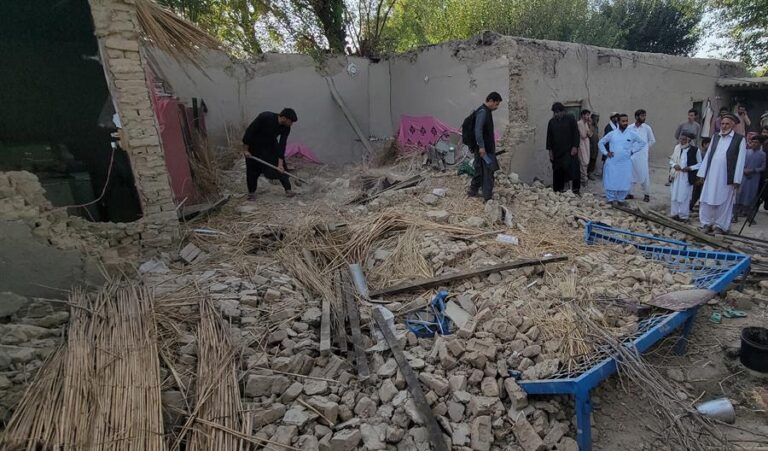 Al menos 20 fallecidos y 300 heridos dejó un sismo de 5,9 grados en Pakistán