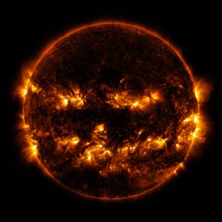 Una calabaza resplandeciente y Godzilla espacial: Las inusuales fotografías que comparte la NASA para celebrar Halloween
