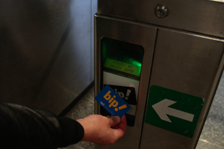 Metro de Santiago apuntó al Ministerio de Transportes tras demanda de Conadecus por tarjetas y saldos caducados