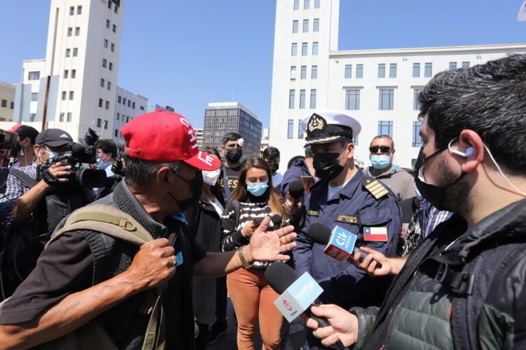 Pescadores increparon a gobernador marítimo de Valparaíso tras enfrentamientos con la Armada