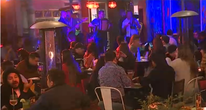 Bares y restoranes sacan cuentas alegres: Así fue el primer viernes sin toque de queda en