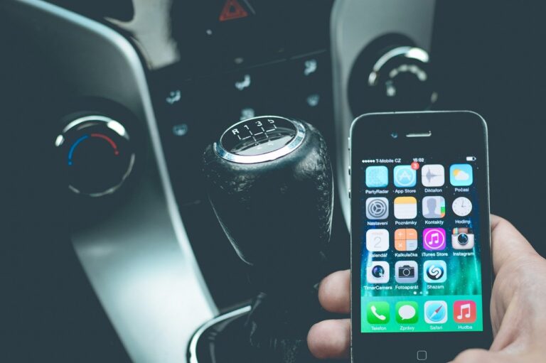 Comenzó a regir la Ley No Chat: Así aumentan las multas para quienes usan el celular mientras conducen