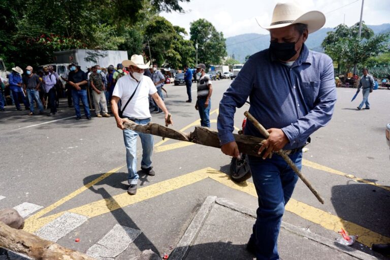 Veteranos de Guatemala bloquearon carreteras para exigir una compensación por servicio militar