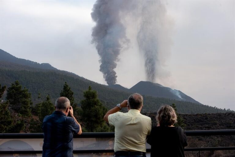 Lava expulsada por el volcán Cumbre Vieja en La Palma recupera el pulso y amenaza con llegar nuevamente al mar