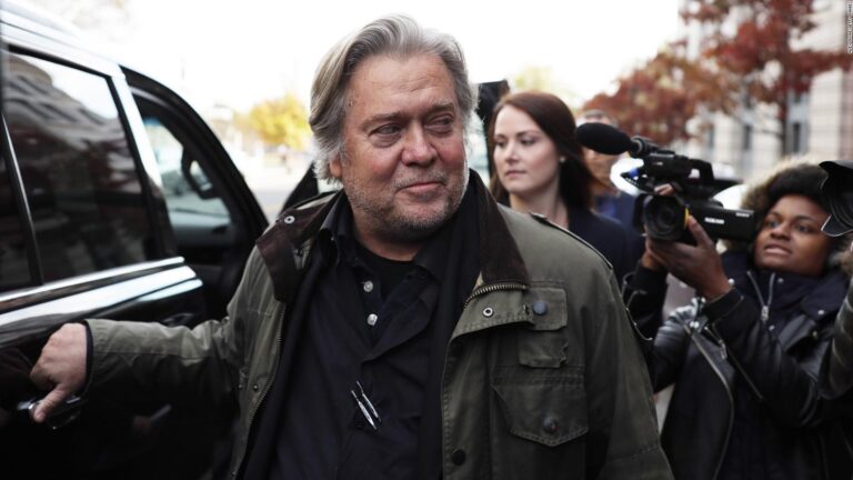 Ex asesor de Trump, Steve Bannon, se entregó al FBI tras ser acusado de desacato penal