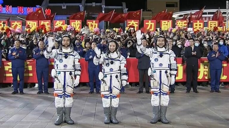 Wang Yaping es la primera mujer china en completar una caminata espacial