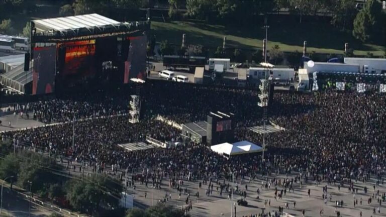 8 fallecidos dejó presentación del rapero Travis Scott a raíz de una estampida humana en festival