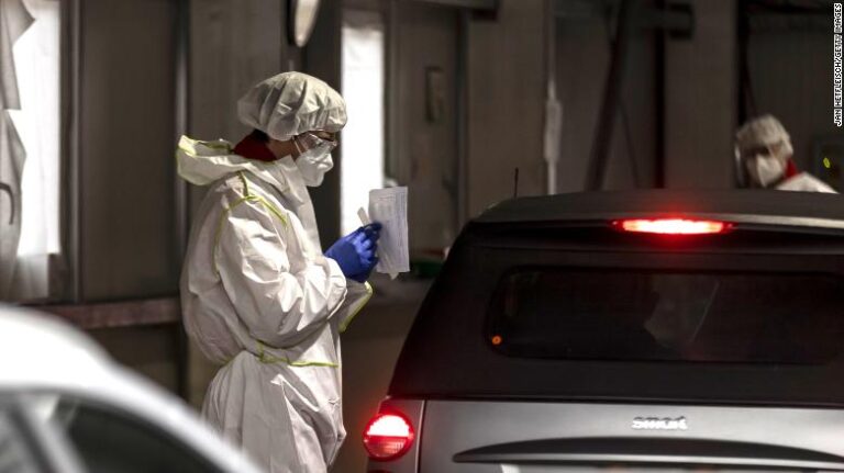 Austria impone bloqueo nacional y estudia vacunación obligatoria por aumento de contagios por COVID-19