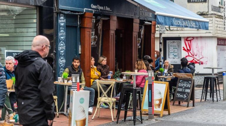 Con 89% de vacunación: Irlanda impone toque de queda tras aumento de casos de COVID-19