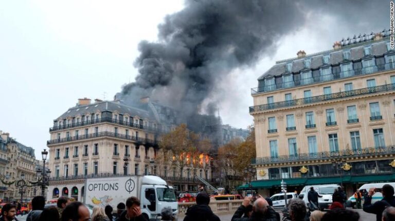 Incendio afecta a un edificio cerca de la Place de L'Opera en el centro de París