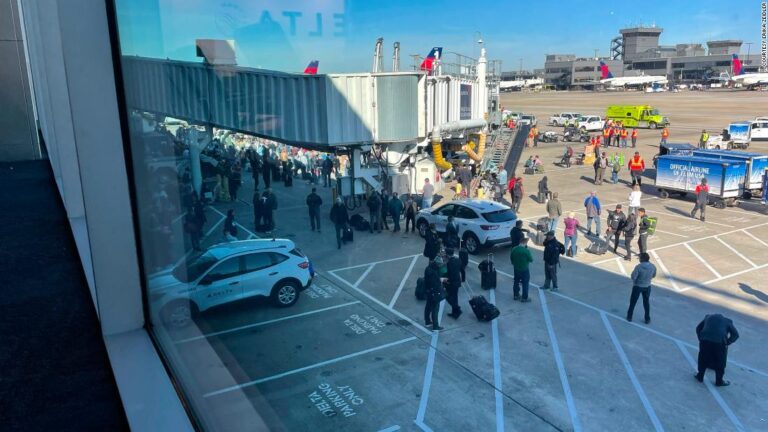 Tres personas resultaron heridas tras descarga accidental de un arma en el aeropuerto de Atlanta