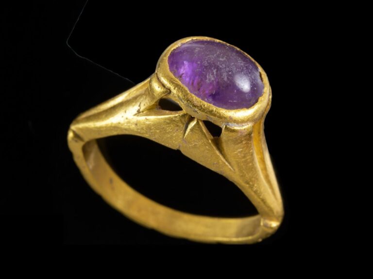 Descubren un antiguo anillo que se usaba “para prevenir la resaca” en Israel