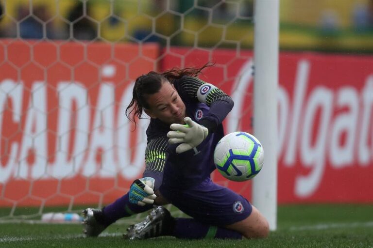Nuevo hito para Tiane Endler: Fue nominada al premio The Best FIFA por tercer año consecutivo