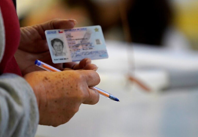 Senadores solicitaron al gobierno extender decreto que alarga vigencia de cédulas de identidad vencidas