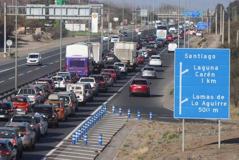 Balance de Carabineros: Más de 400 mil vehículos salieron de la Región Metropolitana durante el fin de semana largo