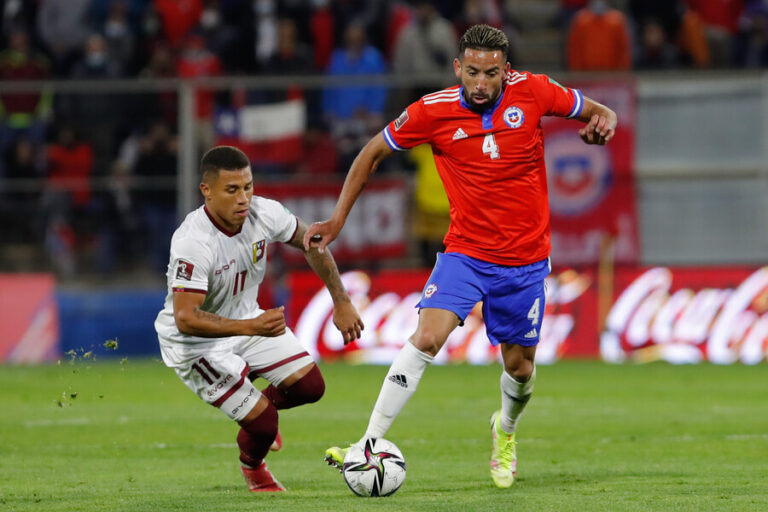 Mauricio Isla quedó al margen de duelo ante Paraguay por ser contacto estrecho por COVID-19