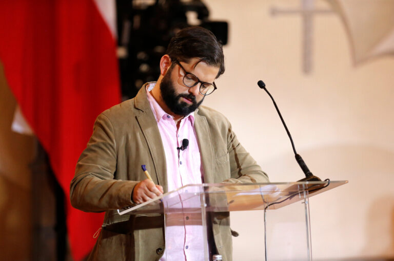 Seremi de Salud identificó al menos 54 contactos estrechos tras el PCR positivo de Gabriel Boric