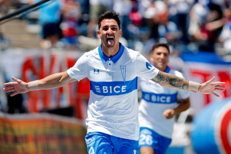 Católica se quedó con el clásico universitario y el liderato del torneo dejando a la U al borde de la promoción