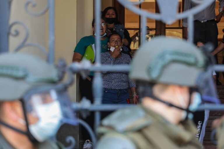 Vendedores ambulantes irrumpieron en la Municipalidad de Santiago: Exigen regularización