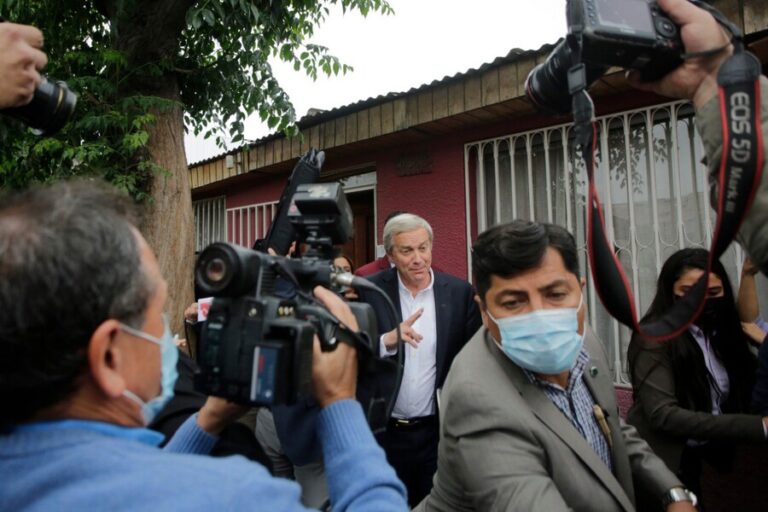 Caótica actividad de Kast en Lo Espejo: Salió escoltado y lanzaron piedras a su auto