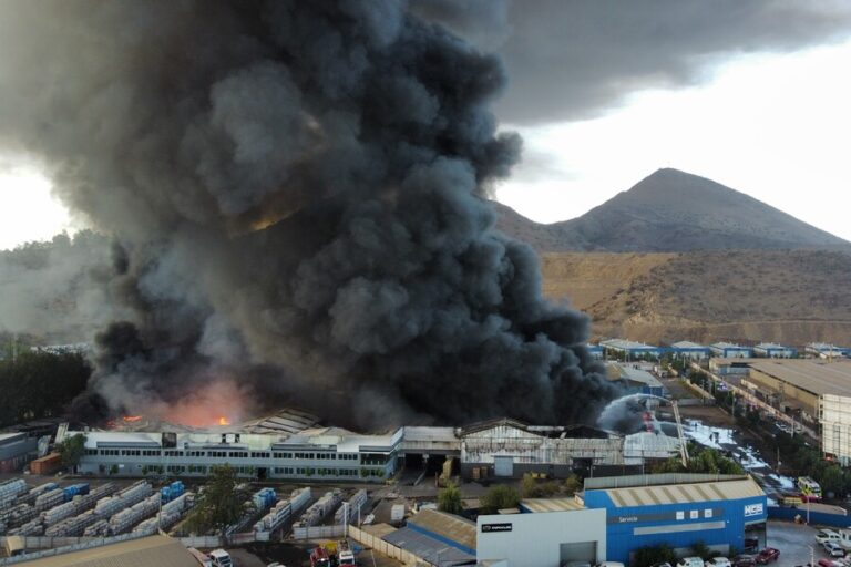 Suspenden clases en Quilicura, Renca, Conchalí e Independencia tras incendio en bodega de pinturas