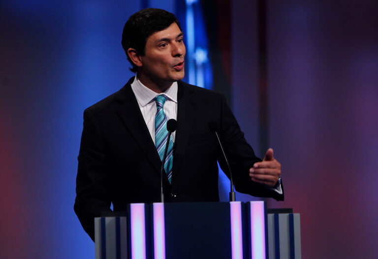 Parisi dice que test rápido fue el que “salió inconcluso” y decide no anunciar fecha de retorno a Chile