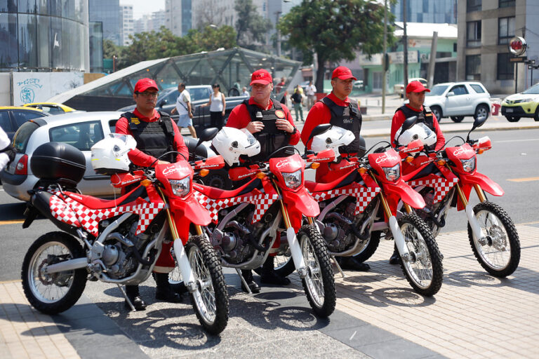 Las Condes: Contraloría prohíbe que seguridad municipal utilice lumas, gas pimienta y otros elementos