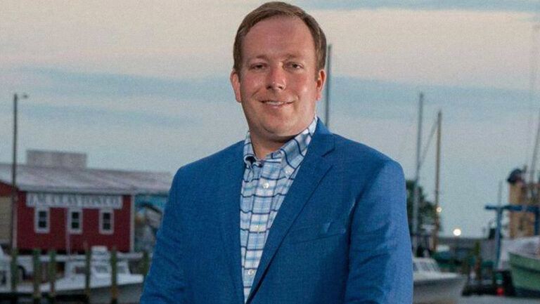 Acusan a un alcalde estadounidense de 50 cargos por 