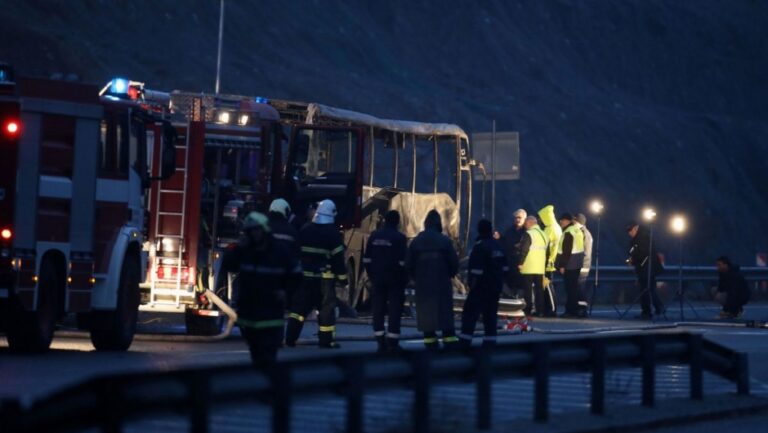 Incendio en bus deja al menos 45 muertos en Bulgaria: 12 pasajeros eran niños