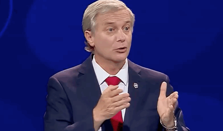 Kast insiste en críticas al 