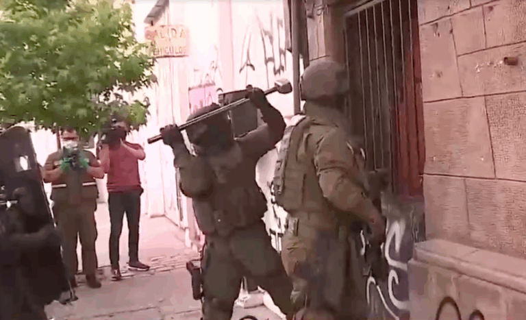 Carabineros allanó la sede del Partido Comunes por investigación de Fiscalía