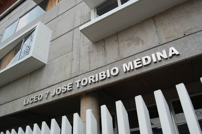 Contacto estrecho de COVID-19 obligó a cerrar mesa de votación en Liceo José Toribio Medina en Ñuñoa
