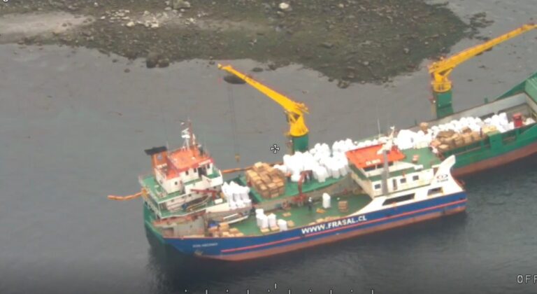 Armada continúa seguimiento a motonave salmonera que varó en medio de la Reserva Nacional Kawésqar