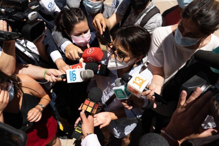 Caótica votación de Karina Oliva: “El general director de Carabineros tendrá que responder el oficio como corresponde