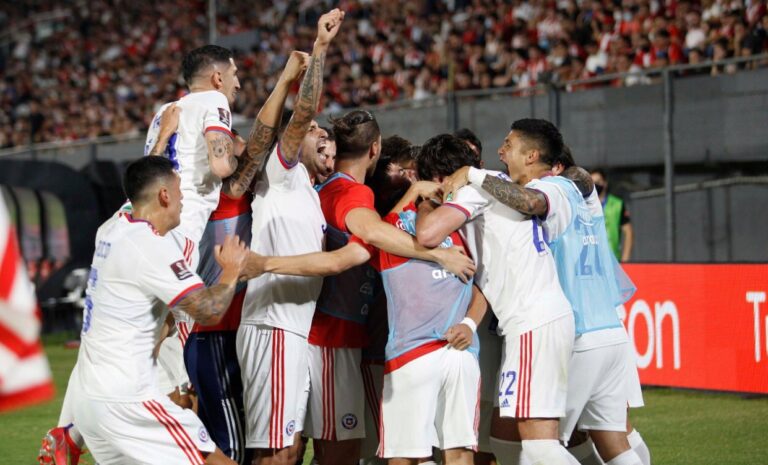 La Roja triunfa ante Paraguay y toma un segundo aire en la zona de repechaje