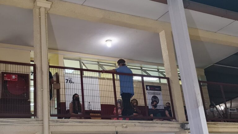 Colegio de Ñuñoa siguió con votantes en su interior a las 10 de la noche