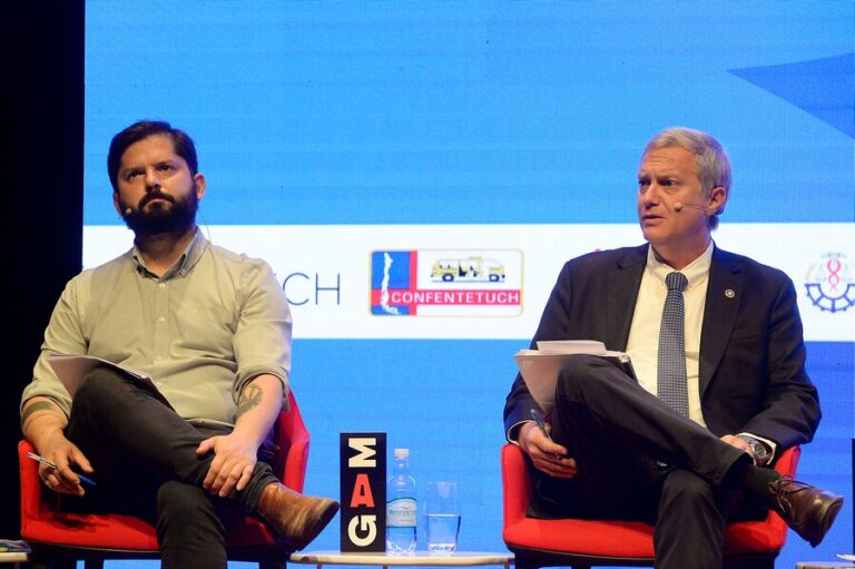 Boric propuso acuerdo contra fake news para el debate y Kast respondió con modificaciones
