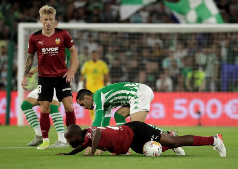 LaLiga denuncia insultos que aficionados del Betis dirigieron al Sevilla