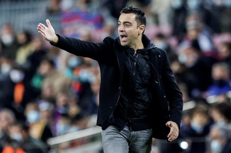 Xavi firmó su primera victoria en el banco del Barcelona en un ajustado partido con el Espanyol