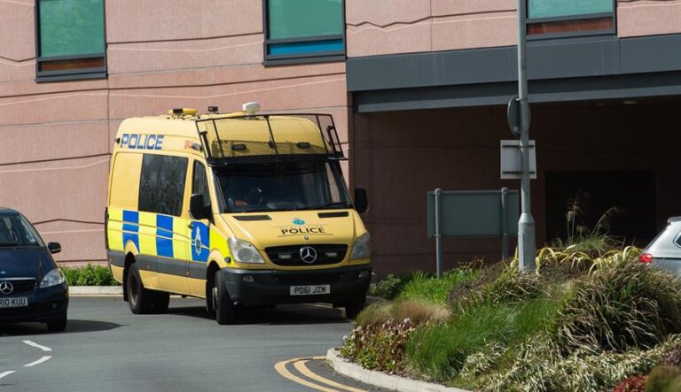 Una explosión de un taxi en Liverpool elevó alerta terrorista a 
