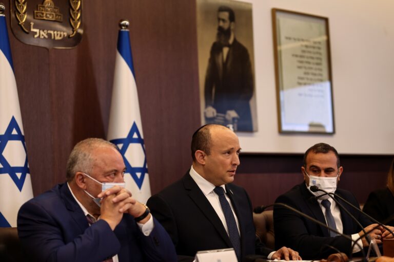 Israel se convierte en el primer país en cerrar fronteras tras la detección de dos casos variante Ómicron