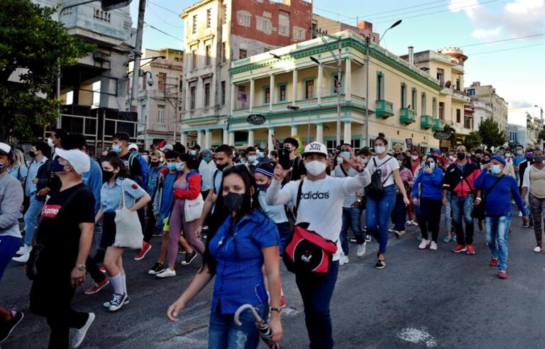 Miles de cubanos salieron a las calles para conmemorar histórico hito de su lucha por la independencia
