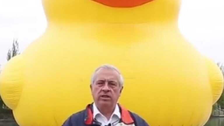 Mañalich aprovechó de hacer campaña con el pato de hule: 